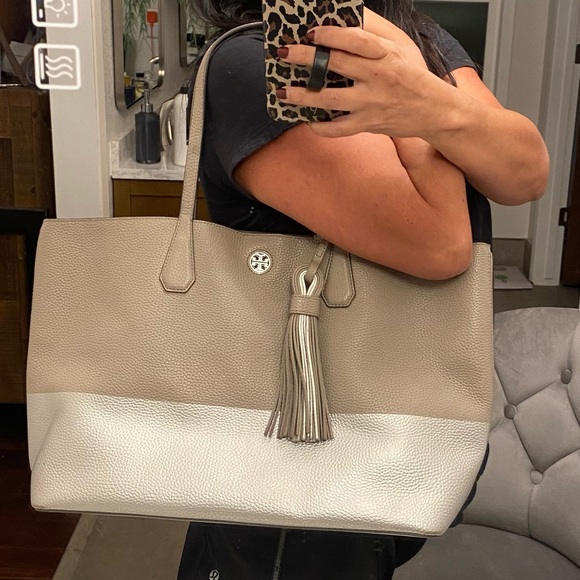 Tory!! EUC Tory Burch Huge Bag w/ Tassell - Picture 11 of 12